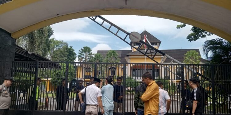 Puluhan Kawanan Aliansi Wartawan Siber (AWaSI) Jambi, Geruduki Kantor Balai BPPW Jambi; Ini Tuntutan Nya!