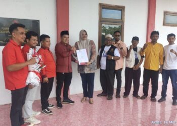 Hj Dillah Hich Bersama Puluhan Simpatisan nya Geruduk Kantor PDIP, Kembalikan Berkas Pencalonan Nya!