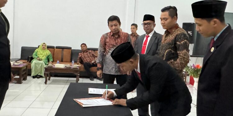 Lantik Anggota pengawas Pemilu Kecamatan,Ini Pesan Tarmuzi S.Pd,i