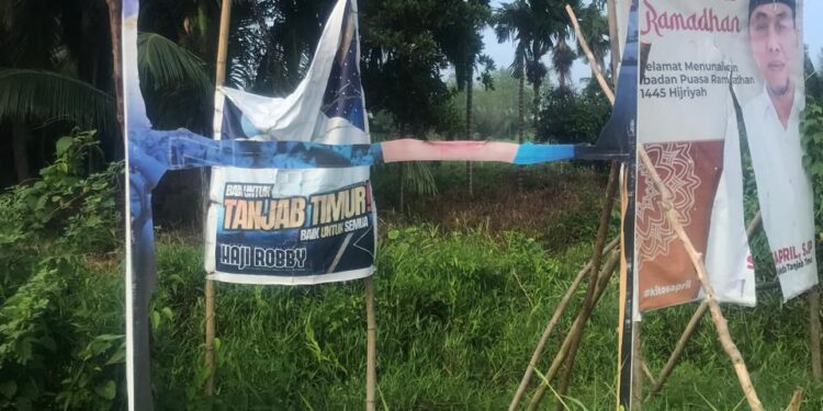 Ambok Tang Keluhkan  Baliho Dirusak Netizen:Bisa Jadi Karena Arogan!