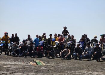 Heboh.. Dillah MT Naik Motor Lewati Hutan, Cabup Perempuan Ini Jelajahi Wilayah Sejak Pagi Hingga Dini Hari