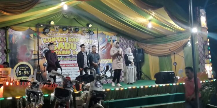 Disambut Antusias Masyarakat Kecamatan Sadu, Pasangan DH-MT Hadiri Kontes Dangdut