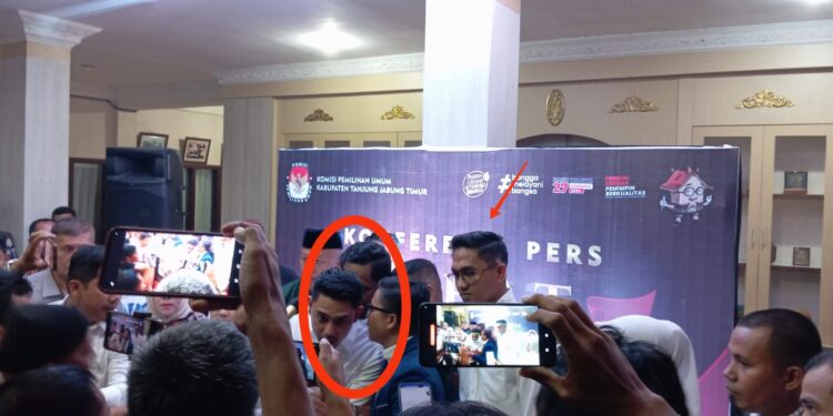 Dicecar Wartawan saat Konferensi Pers, Laza Menjawab Diajarkan, Aris Diam DiBelakang Timnya