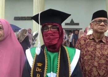 Kisah Inspiratif Guru Menyambi Tukang Ojek yang Sukses Jadi Wisudawan S3 Terbaik UIN STS Jambi