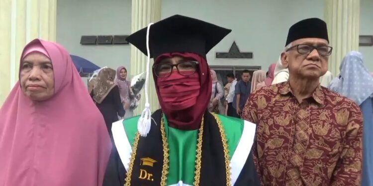 Kisah Inspiratif Guru Menyambi Tukang Ojek yang Sukses Jadi Wisudawan S3 Terbaik UIN STS Jambi