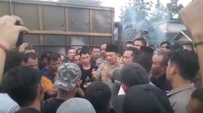 Wakapolres Beserta Puluhan Personil Polres Tanjab Timur Datangi TKP Redam Kemarahan Warga Buntut Bocah Tertabrak Hingga Tewas*