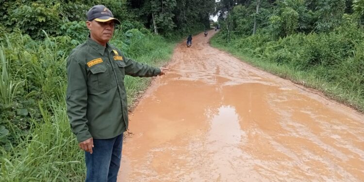 Warga Keluhkan Jalan Rusak di Mendalo Darat, Ketua AWASI Muaro Jambi: Pemerintah Harus Turun, Jangan Duduk di Kantor Saja