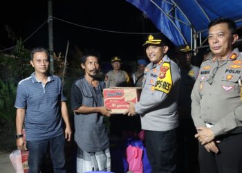 Polres Tanjabtim Kunjungi dan Berikan Bantuan Korban Kebakaran di Kecamatan Sadu