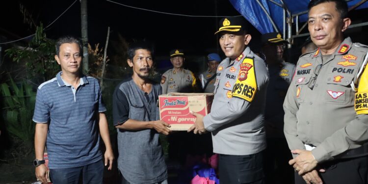 Polres Tanjabtim Kunjungi dan Berikan Bantuan Korban Kebakaran di Kecamatan Sadu