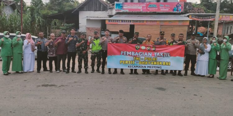 Danramil Sebapo dan Kapolsek Mestong Solid Banget, Kompak Bagikan Takjil Gratis ke Pengendara