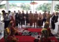 Pertama Ngantor Bupati dan Wakil Bupati Tanjabtimur, Disambut dengan Secara Adat