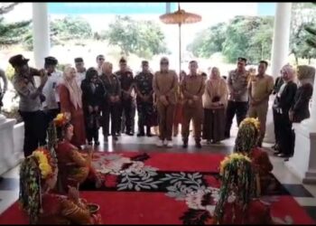 Pertama Ngantor Bupati dan Wakil Bupati Tanjabtimur, Disambut dengan Secara Adat