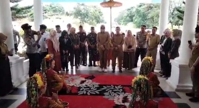 Pertama Ngantor Bupati dan Wakil Bupati Tanjabtimur, Disambut dengan Secara Adat