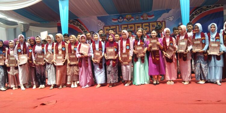 SMAN 8 Tanjabtimur Lepas kan 184 Siswa-Siswi Kelas XII Kepada Orang Tua Murid