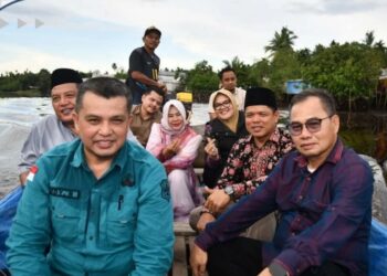 Hj Dillah Hich Bersama Anggota DPRD, Tinjau Langsung Jembatan di Sinar Wajok Kecamatan Mendahara