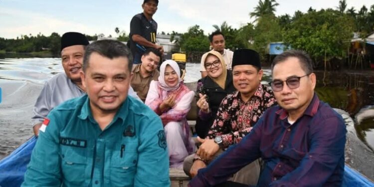 Hj Dillah Hich Bersama Anggota DPRD, Tinjau Langsung Jembatan di Sinar Wajok Kecamatan Mendahara