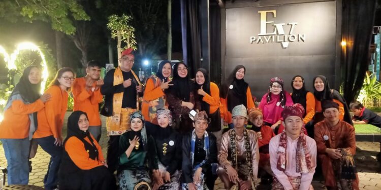 Kaum Difabel Jambi Dapat Dukungan Puluhan Wisatawan Asal Singapura untuk Promosikan Batik