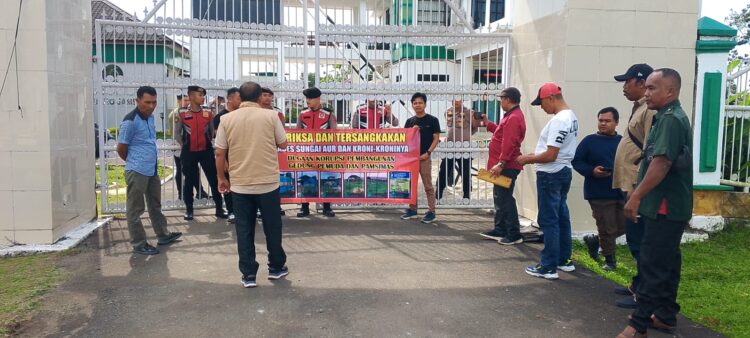 Waduh! Kejari Muaro Jambi Didemo APMJ, Diminta Usut Dugaan Korupsi DD dan Pamsimas Desa Sungai Aur