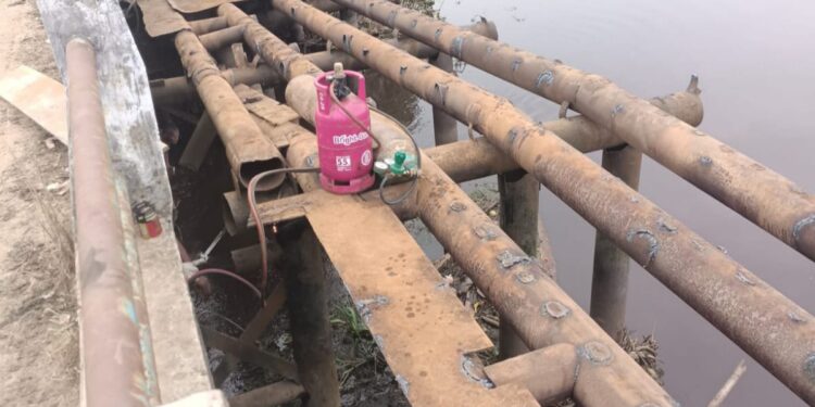 Dugaan Pencurian Aset Daerah: Jembatan Besi di Desa Catur Rahayu Dibongkar, Kades Mengaku Tidak Tahu